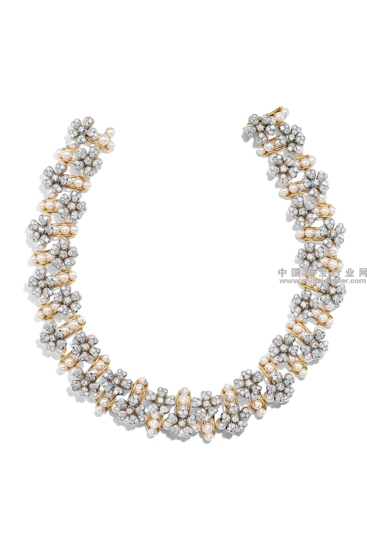 Tiffany & Co. 蒂芙尼Schlumberger系列花朵与栅栏造型项链,铂金及18K黄金镶嵌圆形明亮式切割钻石和养殖珍珠.jpg