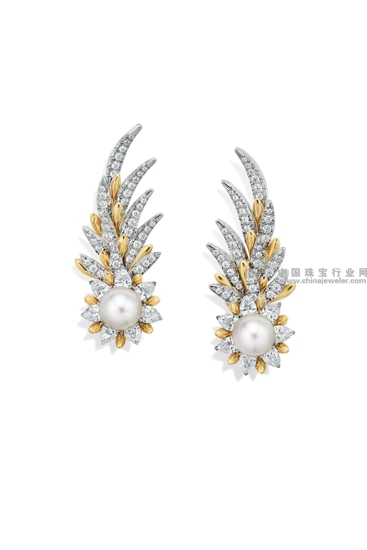 Tiffany & Co. 蒂芙尼Schlumberger系列羽翼造型铺镶钻石耳坠,铂金及18K黄金镶嵌梨形钻石、圆形明亮式切割钻石和南洋养殖珍珠.jpg