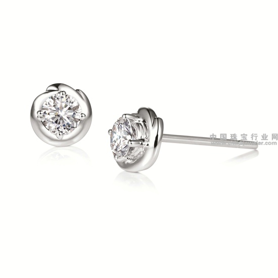 周大福Forevermark®永恒印记™「天鹅之追随」系列美钻耳钉.jpg