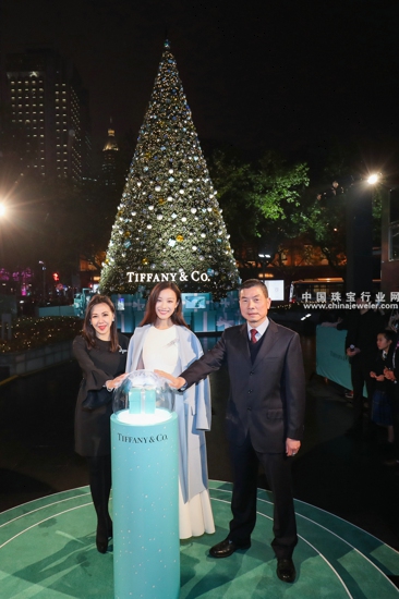 从左到右:蒂芙尼公司中国副总裁及董事总经理欧阳昭华女士,蒂芙尼中国区品牌代言人倪妮小姐和丽丰控股有限公司上海区总经理马宏洲先生合影.jpg