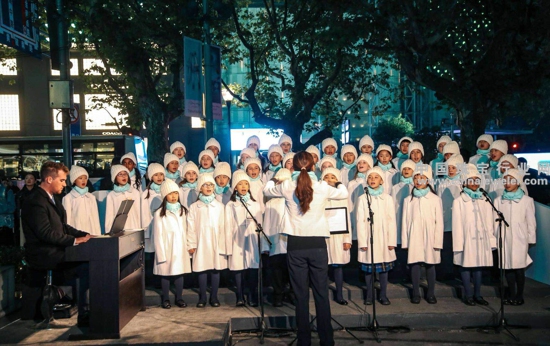 上海惠灵顿外籍人员子女学校合唱团以动人的歌声为大家献唱 .jpg