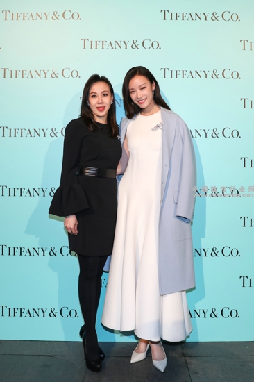 从左到右:蒂芙尼公司中国副总裁及董事总经理欧阳昭华女士和蒂芙尼中国区品牌代言人倪妮小姐合影.jpg