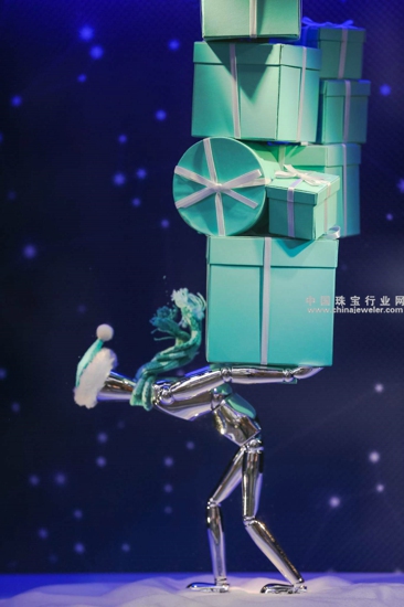 蒂芙尼店内各个橱窗内的人偶演绎梦幻奇境.jpg
