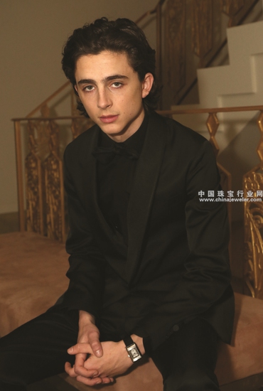 提莫西_查拉梅(Timothée Chalamet)佩戴积家Reverso Classic Medium Duoface Small Secon....jpg