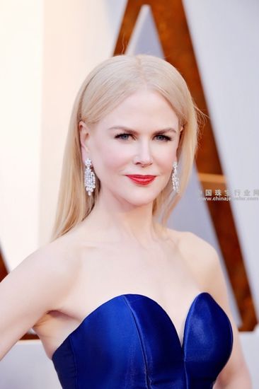 妮可__基德曼(Nicole Kidman)佩戴海瑞温斯顿(Harry Winston)铂金镶钻耳坠.jpg