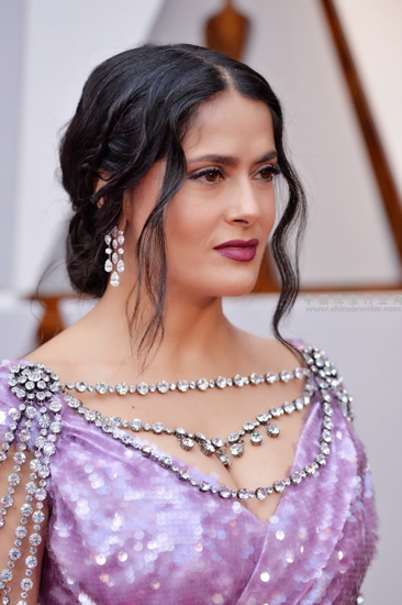萨尔玛__海耶克(Salma Hayek)佩戴了海瑞温斯顿(Harry Winston)铂金镶钻耳坠,当天佩戴的铂金首饰总价值超过420万美元.jpg