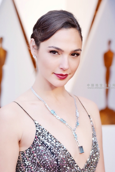 “神奇女侠”盖尔__加朵(Gal Gadot)佩戴了蒂芙尼铂金镶海蓝宝石、钻石项链及铂金镶钻耳钉.jpg