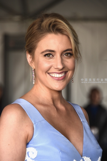 格蕾塔·葛韦格(Greta Gerwig)佩戴Piaget伯爵出席2018美国独立精神奖并获得最佳剧本奖2.jpg