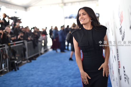 萨尔玛·海耶克(Salma Hayek)佩戴Piaget伯爵珠宝出席2018美国独立精神奖.jpg