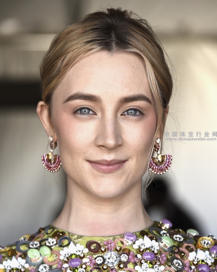 西尔莎·罗南(Saoirse Ronan)佩戴Piaget伯爵高级珠宝出席2018美国独立精神奖2.jpg