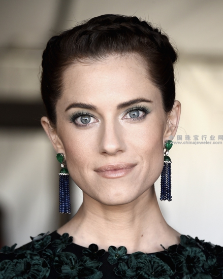 艾莉森·威廉姆斯(Allison Williams)佩戴Piaget伯爵高级珠宝出席2018美国独立精神奖2.jpg