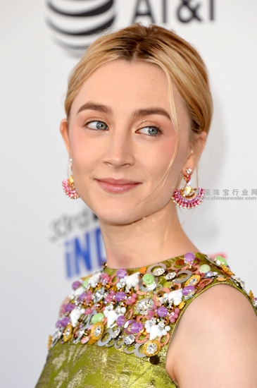 西尔莎·罗南(Saoirse Ronan)佩戴Piaget伯爵高级珠宝出席2018美国独立精神奖1.jpg