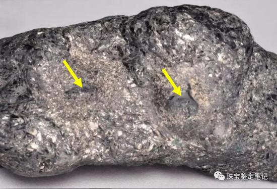 图1、样品原石，黄色箭头标示的是晶体的出头位置。图片出自gtljaipur.info