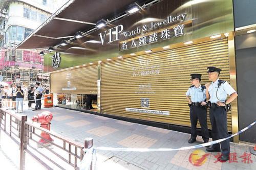 香港尖沙咀海防道一间珠宝店被4人抢劫。图片来源：香港《文汇报》记者刘友光 摄