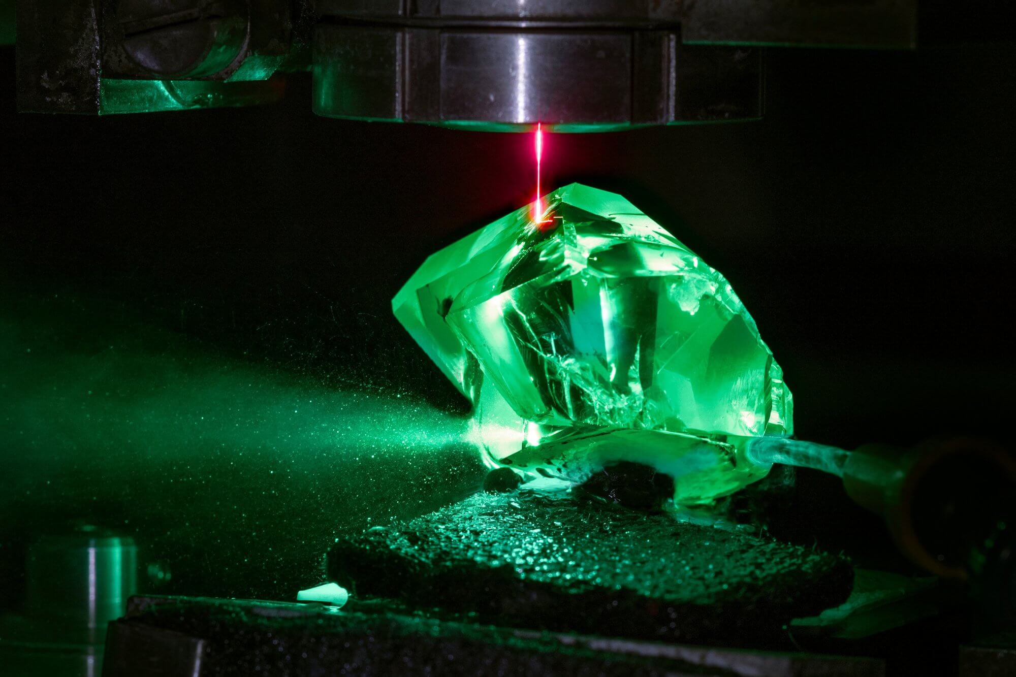 The-Graff-Lesidi-La-Rona-rough-stone-being-cut-by-lasers-2000x1333.jpg