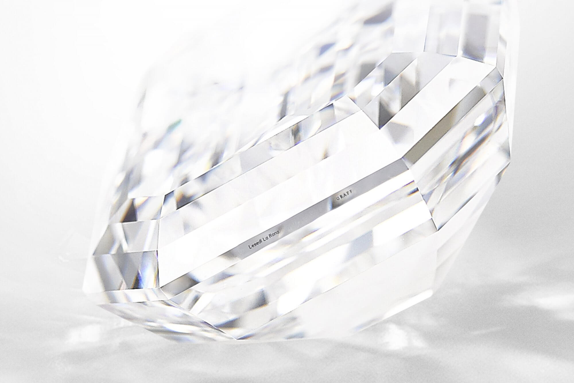 Close-up-of-a-Graff-Lesidi-La-Rona-satellite-diamond-showing-the-Graff-and-Lesedi-La-Rona-inscription-2000x1333.jpg