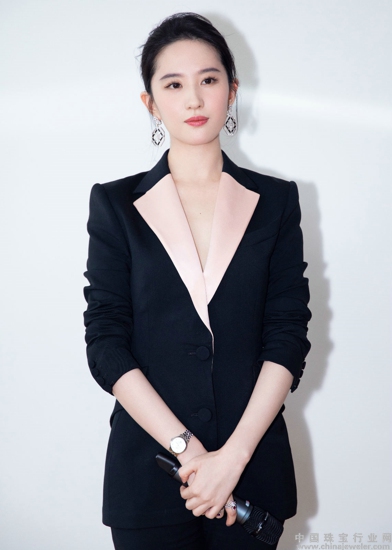 图12: 天梭表全球代言人刘亦菲佩戴卡森臻我系列女士腕表.jpg