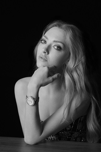美国女演员阿曼达·塞弗里德(Amanda Seyfried)佩戴积家DAZZLING RENDEZ-VOUS MOON 约会系列珠宝腕表全镶钻款1.jpg