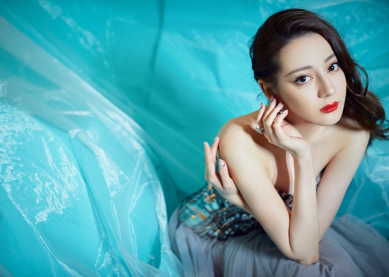迪丽热巴佩戴Piaget伯爵珠宝亮相今日头条年度盛典-6.jpg
