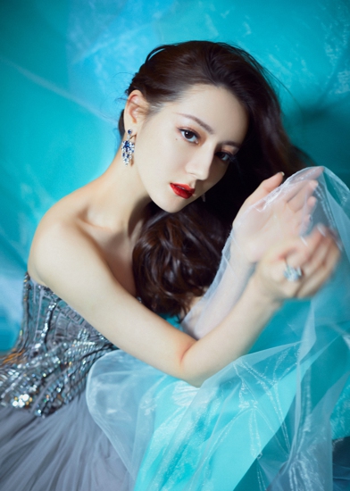 迪丽热巴佩戴Piaget伯爵珠宝亮相今日头条年度盛典-8.jpg