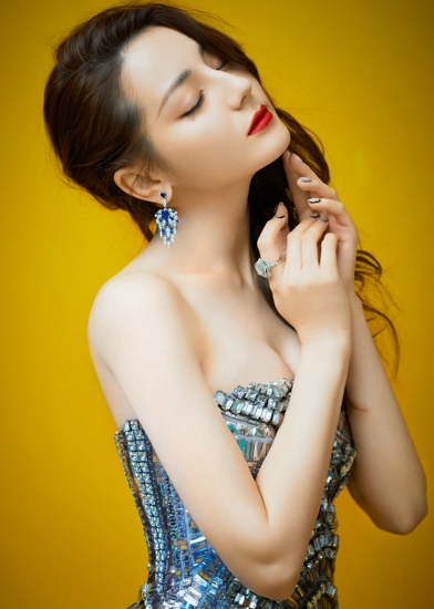 迪丽热巴佩戴Piaget伯爵珠宝亮相今日头条年度盛典-3.jpg