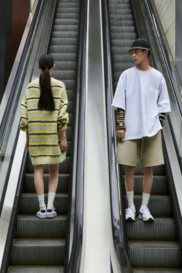 图18：天梭卡森臻我系列腕表于腕间记录都市休闲时光.jpg