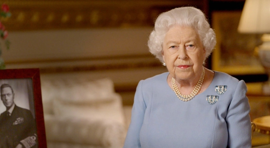 英国女王伊丽莎白二世佩戴Boucheron宝诗龙海蓝宝石双回形钻石胸针发表演讲  (图片来源自GettyImages) .jpg