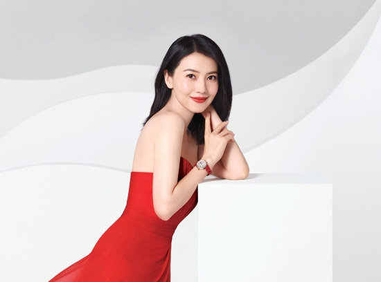 飞亚达表品牌代言人高圆圆佩戴四叶草系列“绽放幸运”女士机械腕表.jpg