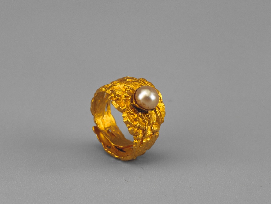 清代 金錾牡丹纹嵌珠戒指 故宫博物院藏