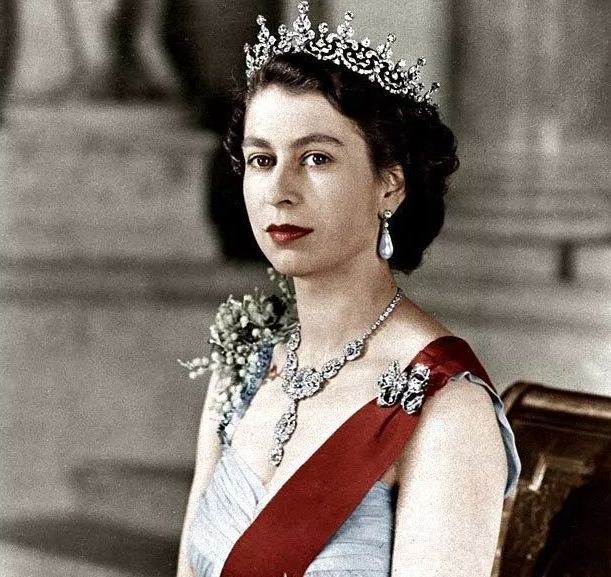 伊丽莎白年幼便临危受命，拥有众多珠宝，一顶王冠最终轮回她手！|伊丽莎白女王|戴安娜王妃