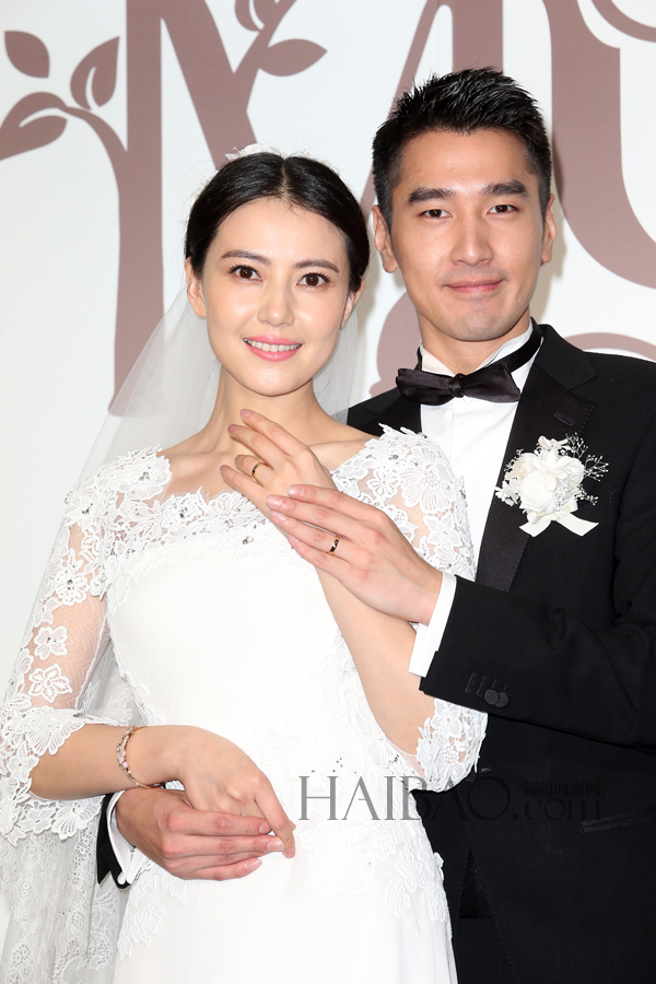 高圆圆佩戴尚美巴黎(chaumet) plume 18k黄金对戒及hortensia绣球花