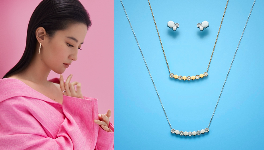 左图：CHAUMET冠冕大使刘亦菲玩转爱•巢系列戒指、耳环右图： CHAUMET Bee My Love爱•巢系列耳钉：¥19,800，项链：¥23,100 - ¥24,700（均为现时参考价）